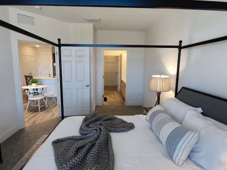 Downtown Apartment with Pool, Gym, and Coworking Space Отели рядом с достопримечательностью «Ринглингский колледж изобразительных искусств и дизайна»