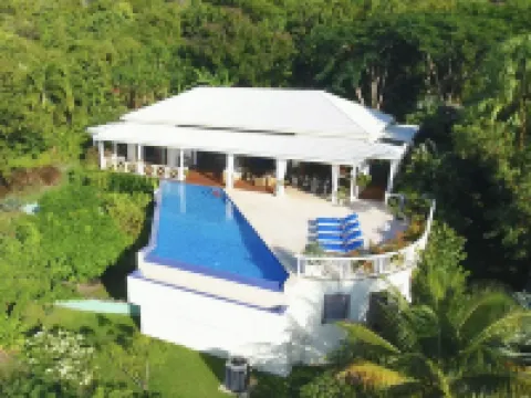 Secluded, exclusive, totally private luxury villa overlooking the prettiest bay. 紐卡斯爾酒店