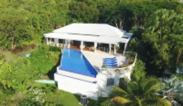 Secluded, exclusive, totally private luxury villa overlooking the prettiest bay.  호텔