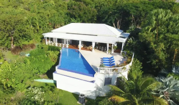 Secluded, exclusive, totally private luxury villa overlooking the prettiest bay. Hotels in 