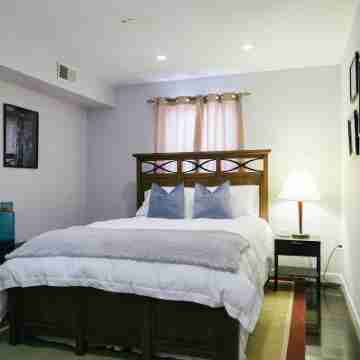 Balt-Amore!  Spacious 4 bedroom that sleeps 10 comfortably Rooms