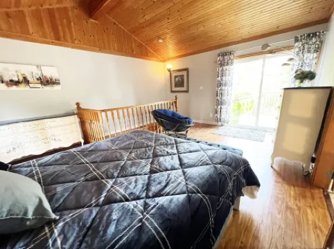 3 Bedrooms Cottage W LAKE VIEWS, beside waterfront trail and steps from beach