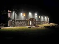 Luxurious pet friendly 4-bedroom cottage in Coe Hill with year round hot tub