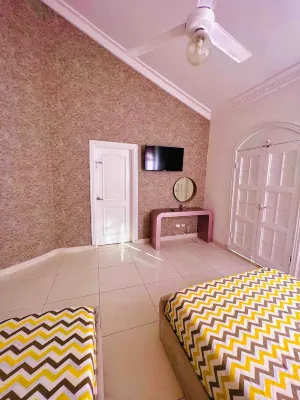 Gorgeous 4 bedroom 5 bed Mini MansionWith Pool 住宿飯店