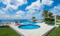 Gorgeous Condo, Amazing Oceanfront views , Great Snorkeling out-front!