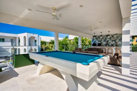 Sunset Point- Caribbean Elegance Redefined Отели в г. Запад Бэй