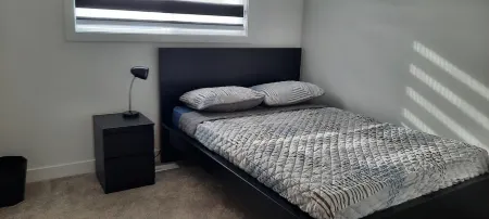 Home in Fort Saskatchewan Отели рядом с достопримечательностью «Парк Запад Риверс Эдж Дог»