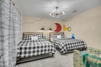 Beachcity 4BRs home amazing pool 12 Beds*Dickinson Hotels in Dickinson