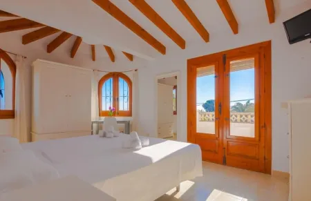 Beautiful villa with private pool and sea view, large garden, wifi, 1000 sqm