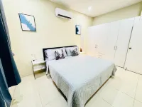 Modern 1 BR KING Bed with Pool NR Beaches