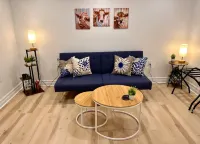 The Boho Oasis: Spacious Deluxe Apartment, Close to All Amenities, Safe & Quiet