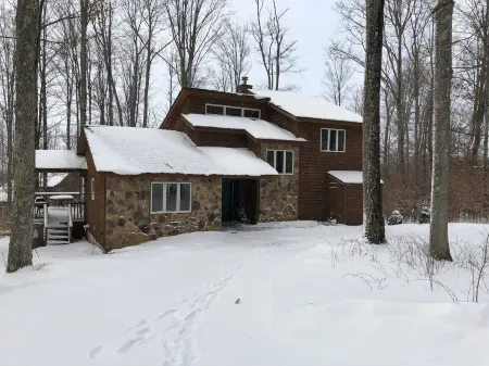 Mountain Time - Updated 3 bedroom home,<br>walk to trails, horses, tennis, & more!