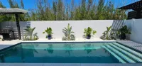 Pineapple Villa Spacious 5-bedroom villa in beautiful Nassau with Pool,AC, WiFi,