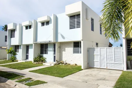 Private pool, Oceanview, Centrally located! Отели в г. Пунтас