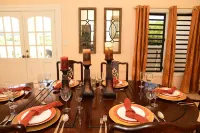 Luxury 3,000SF, 6 guests, 3 BR, 3 BA, Free Wi-Fi, AC, 5-10 Min beaches.