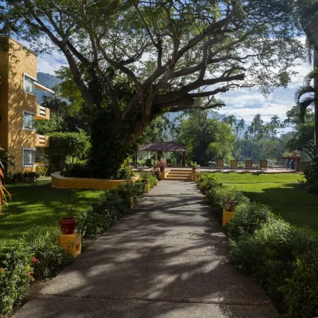 Beautiful 2 BR condo, pool, tenis court on Palma Real golf course