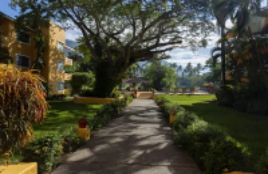 Beautiful 2 BR condo, pool, tenis court on Palma Real golf course