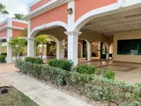 Spacious 3 bedrooms penthouse, near Combate Beach: Pools, Fun & Amazing Sunsets Hotels in Pole Ojea
