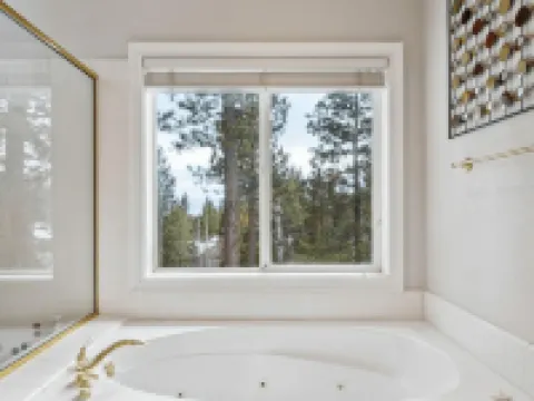 The Royal Canterbury Retreat - Near Kings Beach & Lake Tahoe Hotels in Kings Beach