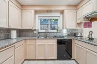 Spacious Mountain View Duplex In Prime Location 3 Bedroom Duplex