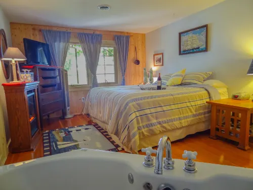 Lake Ripley Lodge w Lake Front Rooms, Grand Porch, Kayaks & Paddleboard Hotels in Fort Atkinson