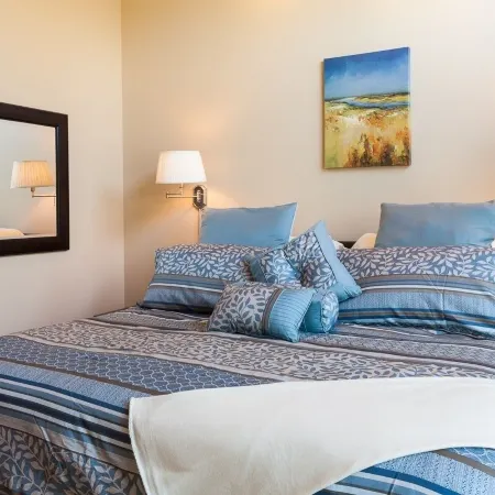 New Condo Downwider with Hot Tub, Minutes Away from the Columbia River Gorge by RedAwning