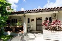 Casalina Garden 2 Blocks to Palm Beach & Kitesurfing School Hotels in Palm Beach