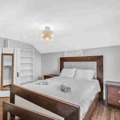 Serene & Charming 5Br des Plaines Getaway 5 Bedroom Home by RedAwning Rooms