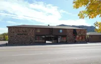 Bear Lodge Motel - parking