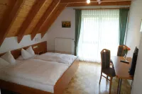 Gasthaus Zur Rose - Parking