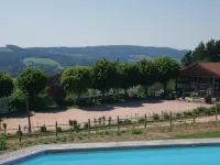 Logis le Saint Cyr Hotels in Montmelard