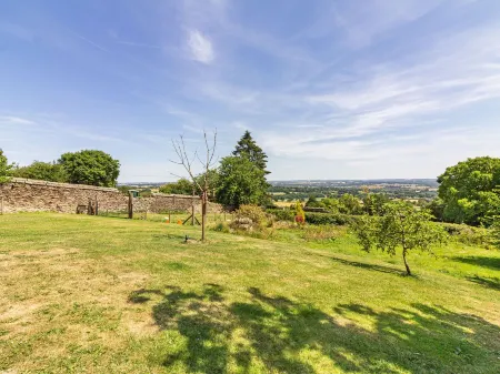 The Old Chapel Отели рядом с достопримечательностью «Ли Гарденс Лтд»