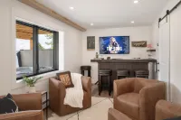 Ski Shores 3 Bedroom Cabin by RedAwning
