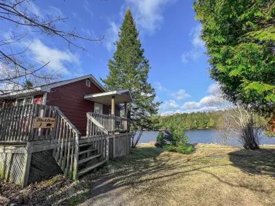 Ahmic Lake Resort's 3-Bedroom Cottage (Black Bear Cottage)