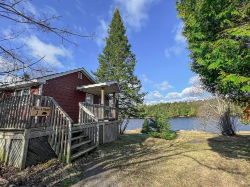 Ahmic Lake Resort's 3-Bedroom Cottage (Black Bear Cottage)