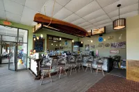 Scotty's Lakeside Resort - bar