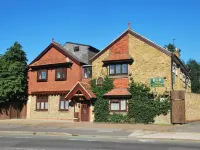Oakwood Bed and Breakfast Heathrow Hotels near Specsavers Opticians and Audiologists - West Drayton