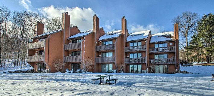 Ski Condo w/ Pool, Close to Story Land & Attitash! Hotels in Bartlett