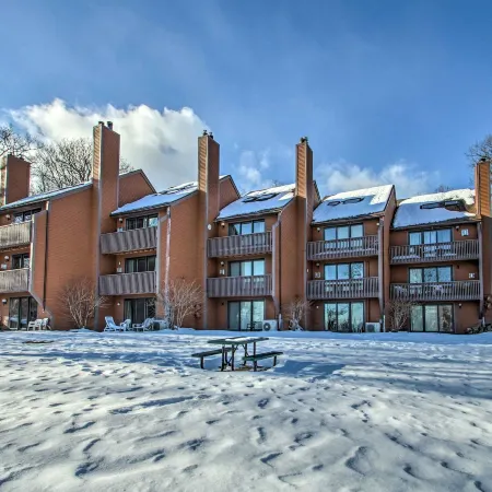 Ski Condo w/ Pool, Close to Story Land & Attitash!