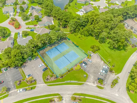 Spacious Modern Condo with Pool Access - Stunning Retreat Отели рядом с достопримечательностью «South Strand Recreation Center»