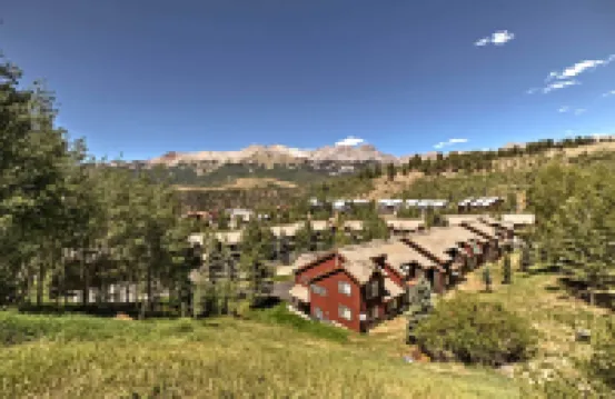 บ้านในวิลเลจภูเขาห่างจากลิฟท์สกี & ชัตเติลเพียงไม่กี่ขั้นตอน!