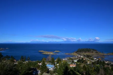 Gibralter Rock Ocean View B&B Отели в г. Нанаймо