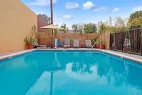 Travelodge by Wyndham Burbank-Glendale - Pools