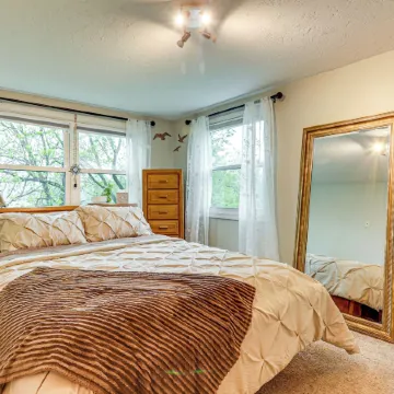 Lakefront Cottage 2 Mi to Palladium in Worcester!