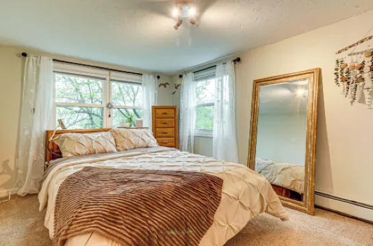 Lakefront Cottage 2 Mi to Palladium in Worcester!