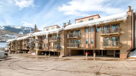 Modern Kitchen and Scenic Balconies - Charming Rustic Retreat