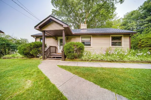 Custom-Built Lakefront Cottage w/ Spacious Yard! - Pysäköinti