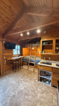 Cozy little pet-friendly cabins in the heart of Black Hills! Отели рядом с достопримечательностью «Stockade Lake»