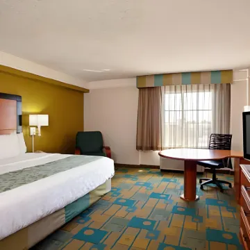 La Quinta Inn & Suites by Wyndham Phoenix Chandler Hotels near Ahwatukee Foothills