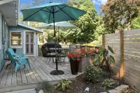 Cozy Cottage for 8, Fire Pit + Short Walk to Town